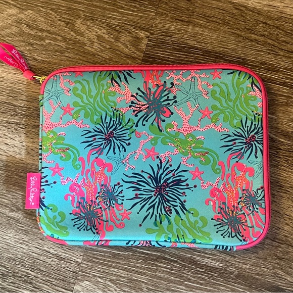 🎉HP🎉Lilly Pulitzer Neoprene iPad/Netbook Sleeve in Dirty Shirley Blue Coral - Picture 1 of 1